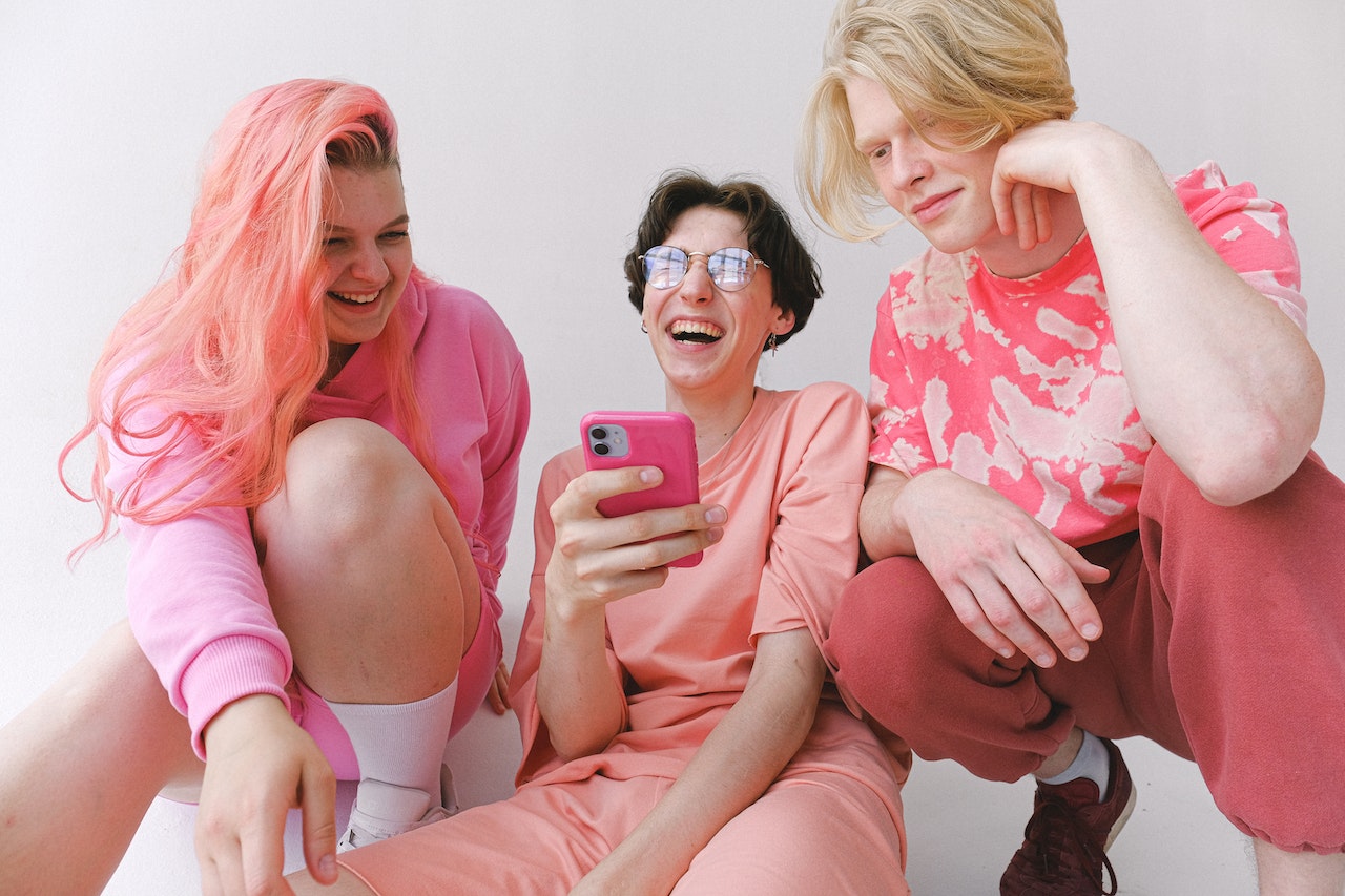 Hilarious Jokes to Tell Friends: Guaranteed Laughs & Fun!