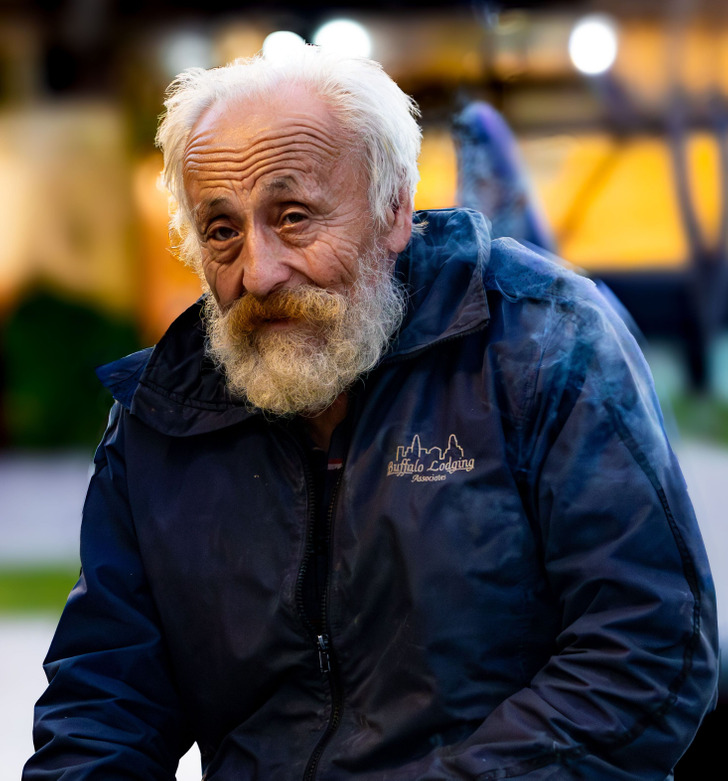 10 Kindness Moments That Restore Hope in Even the Heaviest of Hearts