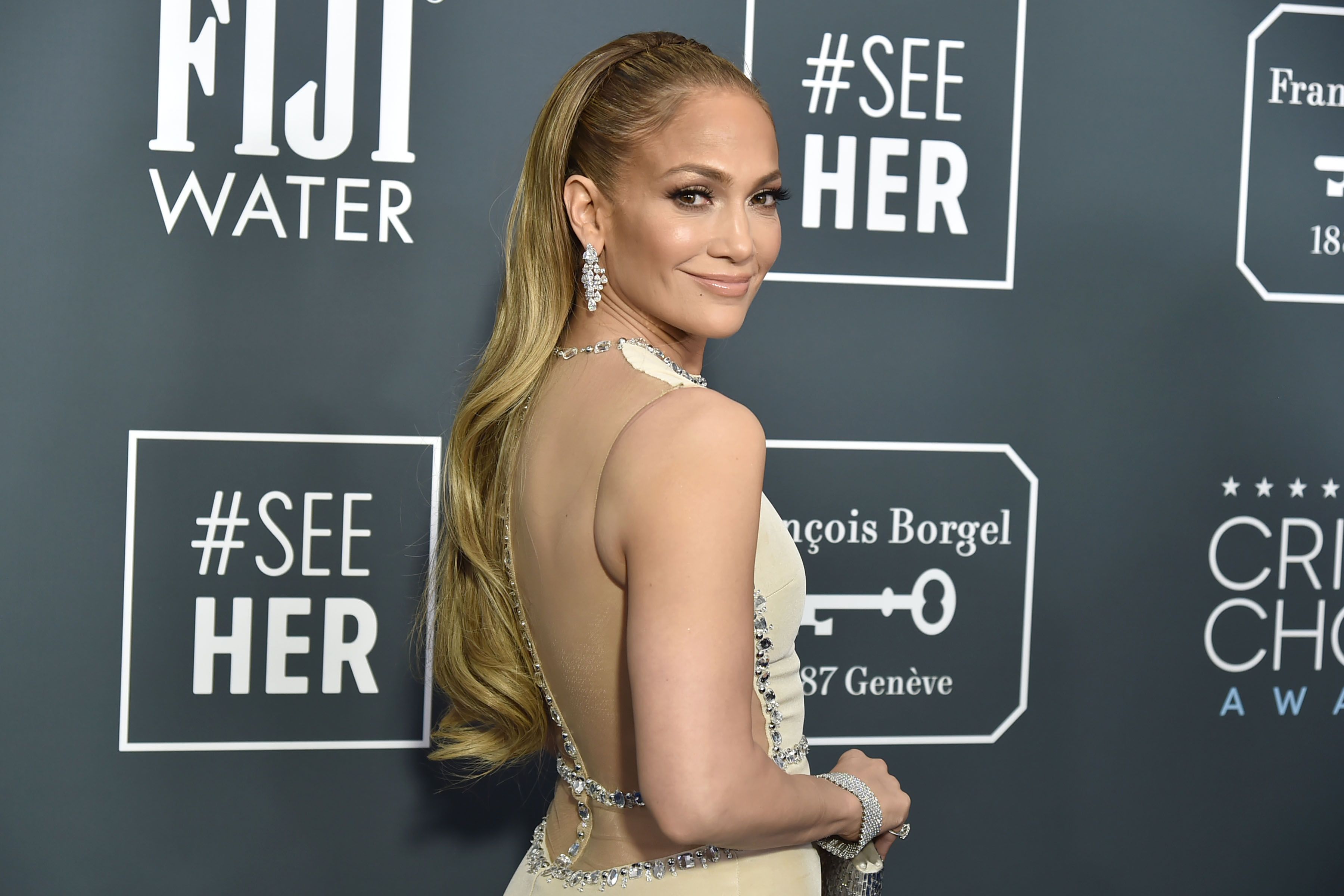 Jennifer Lopez deelde haar 4-staps nachtelijke huidverzorgingsroutine voor ‘gloeiende, stralende huid’ 