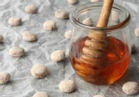 Hausgemachte Hustentropfen mit Honig und Zitrone 