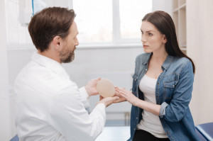 Consultation d’augmentation mammaire :questions essentielles à poser