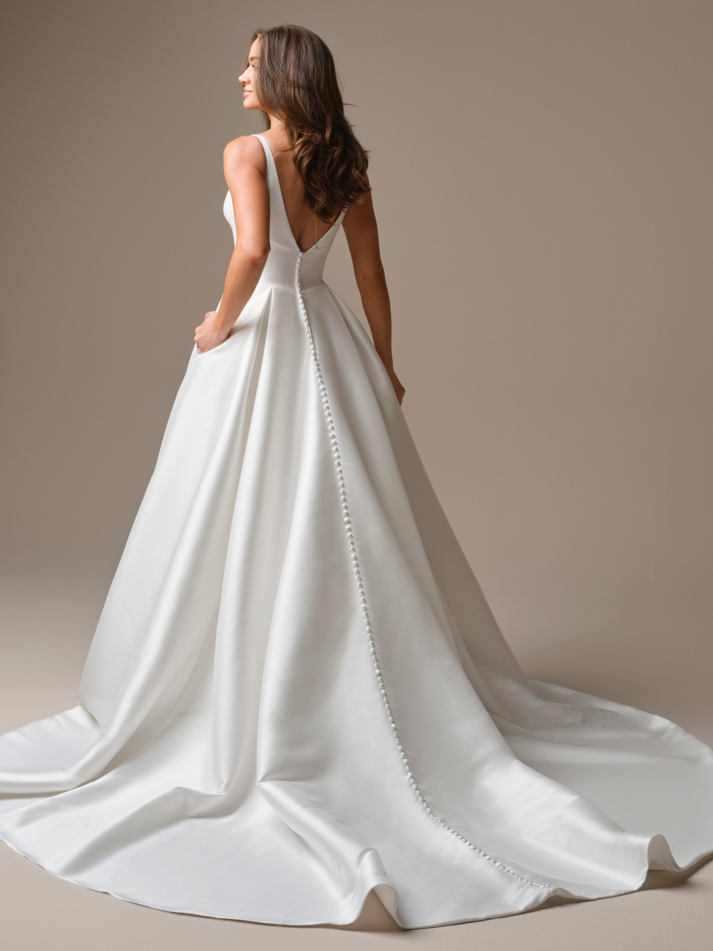 Idee e abiti da sposa bordeaux | Tendenze 2026 
