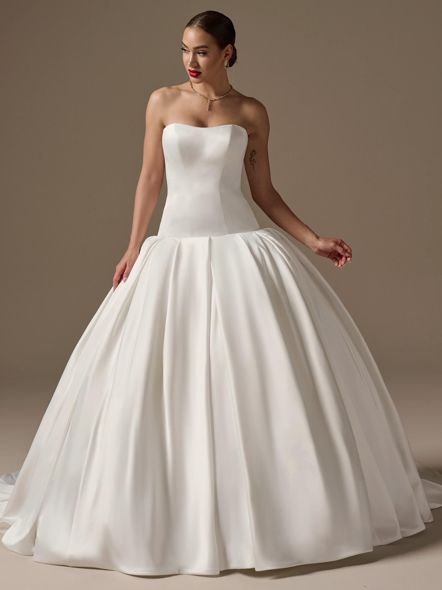Idee e abiti da sposa bordeaux | Tendenze 2026 