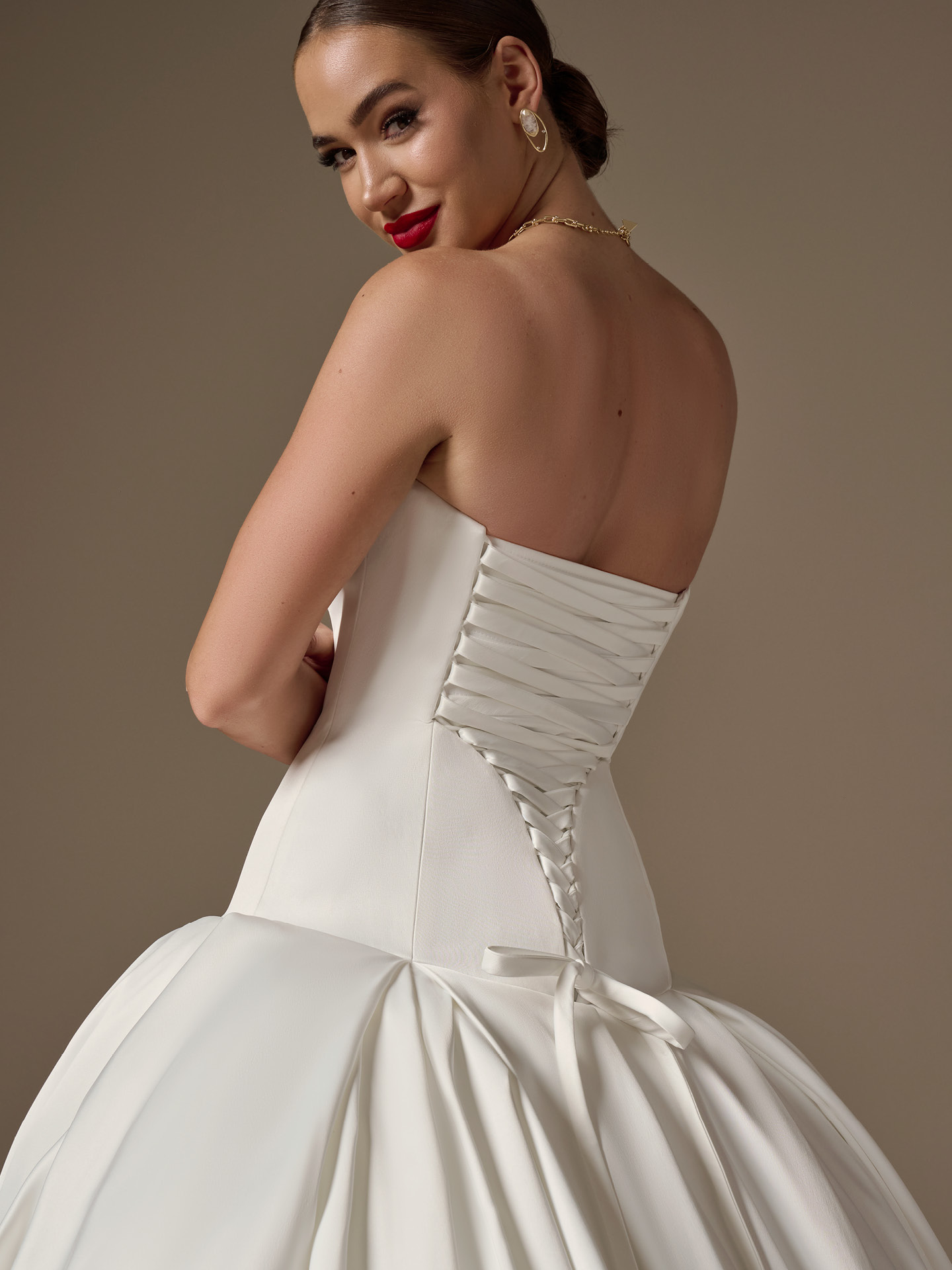 Idee e abiti da sposa bordeaux | Tendenze 2026 