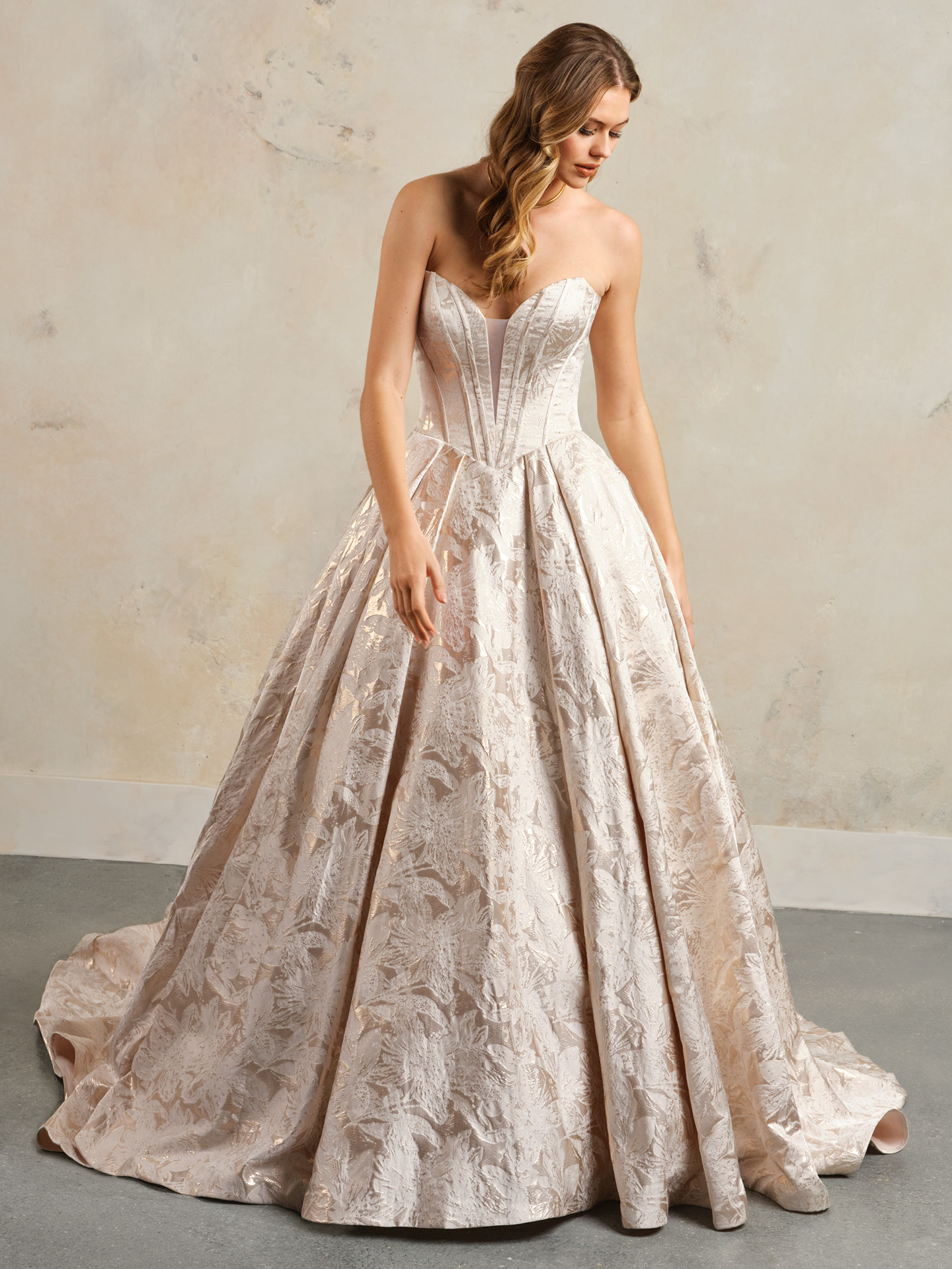 Abiti da sposa d effetto:stili unici e tendenze moderne 