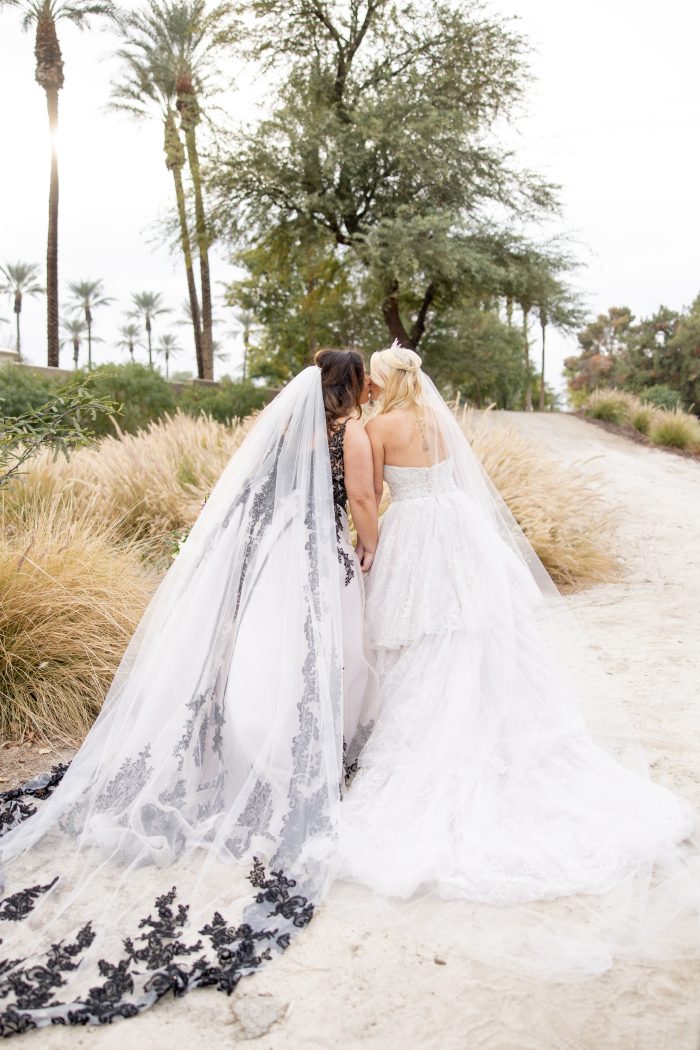 大晦日の結婚式のインスピレーション:ケイティとカーリーの LGBTQ+ ラブストーリー + プレゼント! 