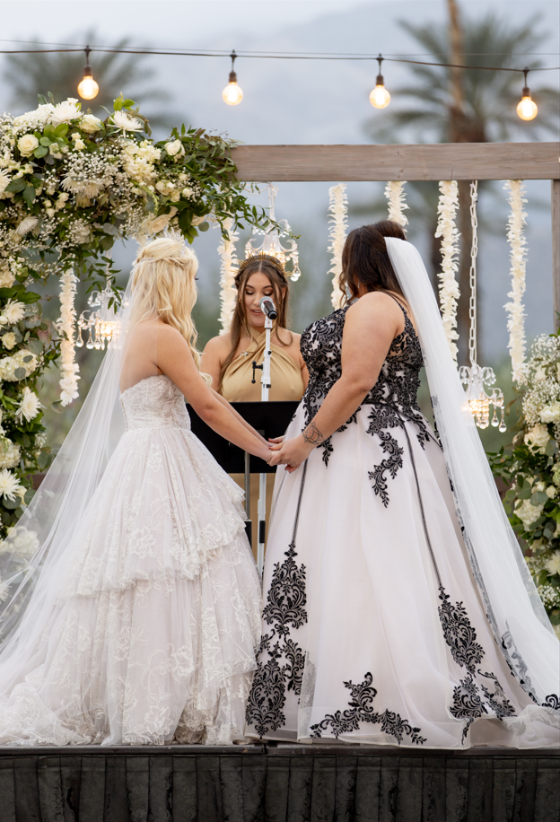大晦日の結婚式のインスピレーション:ケイティとカーリーの LGBTQ+ ラブストーリー + プレゼント! 