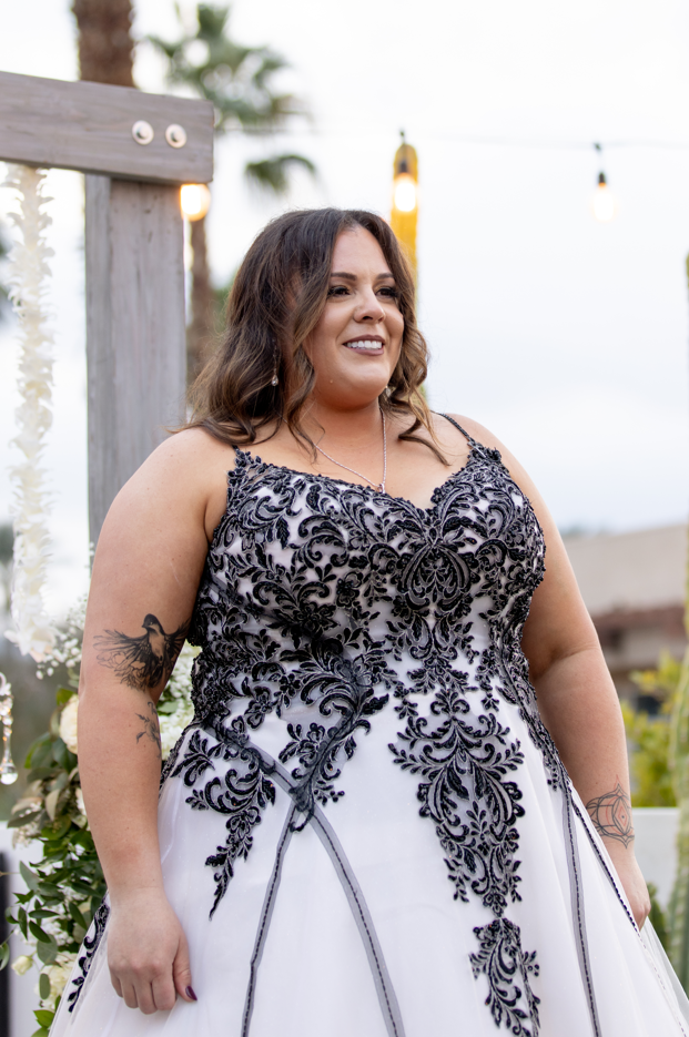 大晦日の結婚式のインスピレーション:ケイティとカーリーの LGBTQ+ ラブストーリー + プレゼント! 