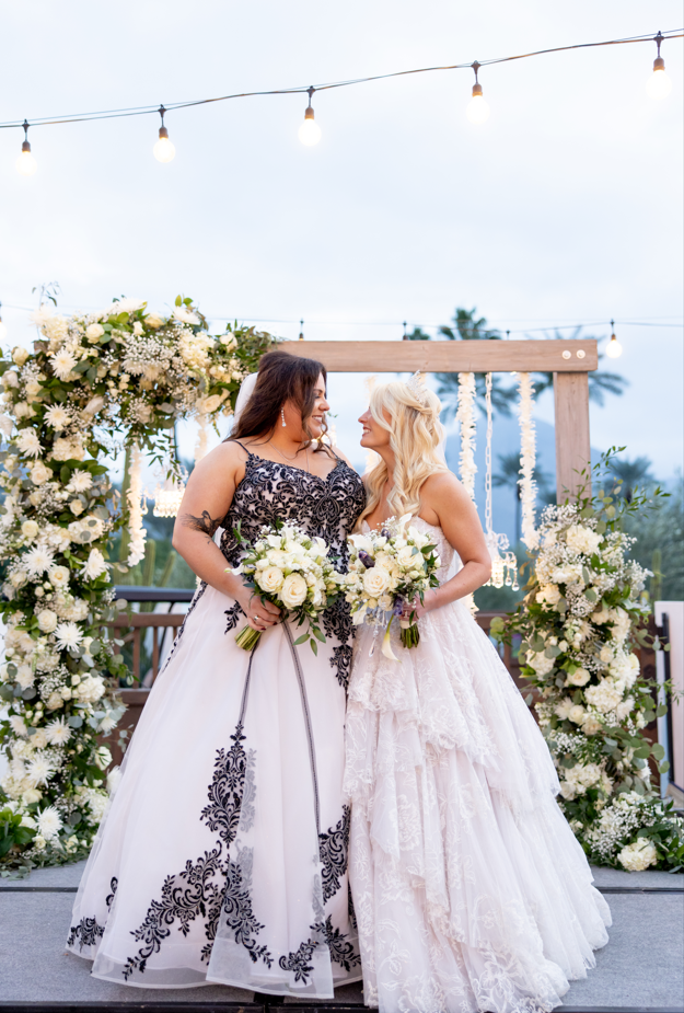 大晦日の結婚式のインスピレーション:ケイティとカーリーの LGBTQ+ ラブストーリー + プレゼント! 