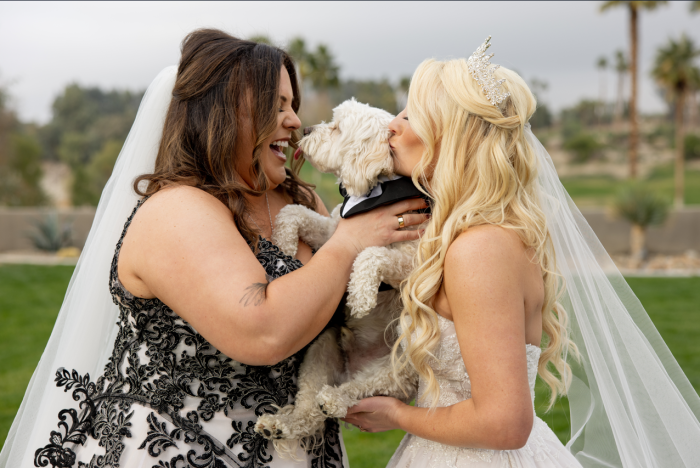 大晦日の結婚式のインスピレーション:ケイティとカーリーの LGBTQ+ ラブストーリー + プレゼント! 