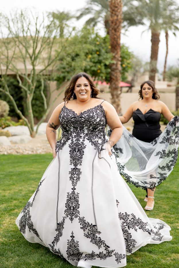 大晦日の結婚式のインスピレーション:ケイティとカーリーの LGBTQ+ ラブストーリー + プレゼント! 