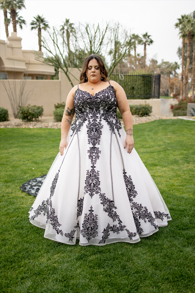 大晦日の結婚式のインスピレーション:ケイティとカーリーの LGBTQ+ ラブストーリー + プレゼント! 