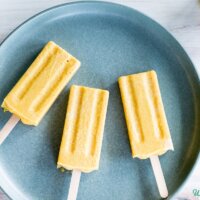 Gesunde goldene Milch-Mango-Eis am Stiel mit Kokosnuss – erfrischender Sommergenuss