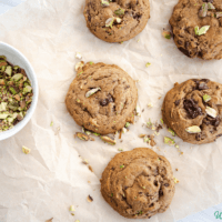 Biscuits aux morceaux de chocolat, pistache et beurre brun :une recette délicieusement moelleuse