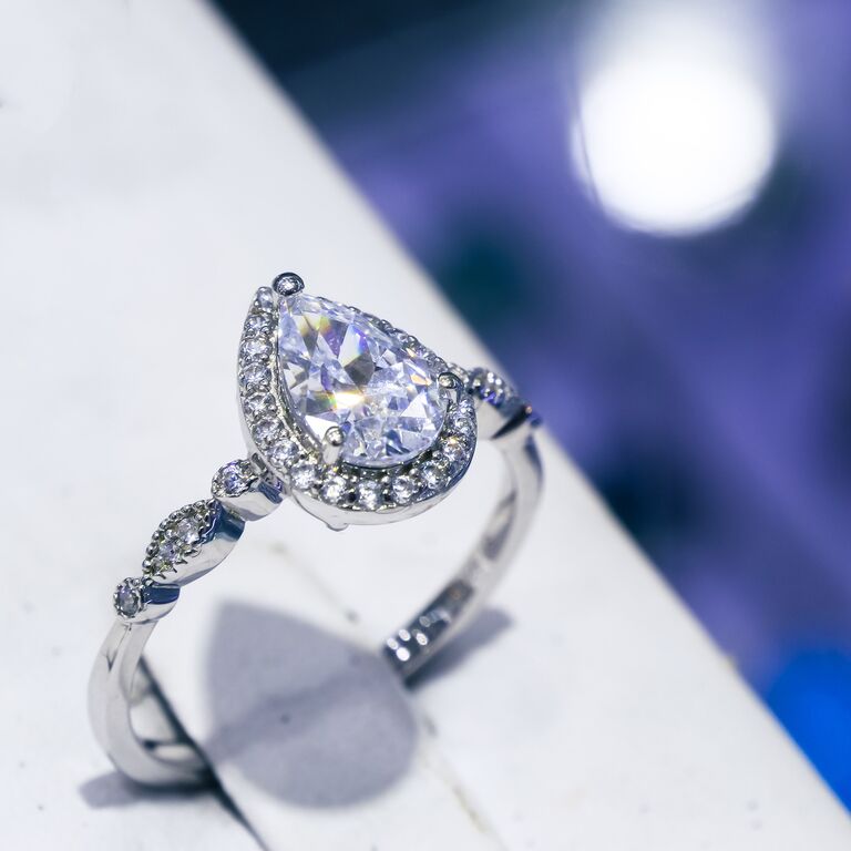 婚約指輪のプロング:スタイルとセキュリティに関する宝石商のガイド 