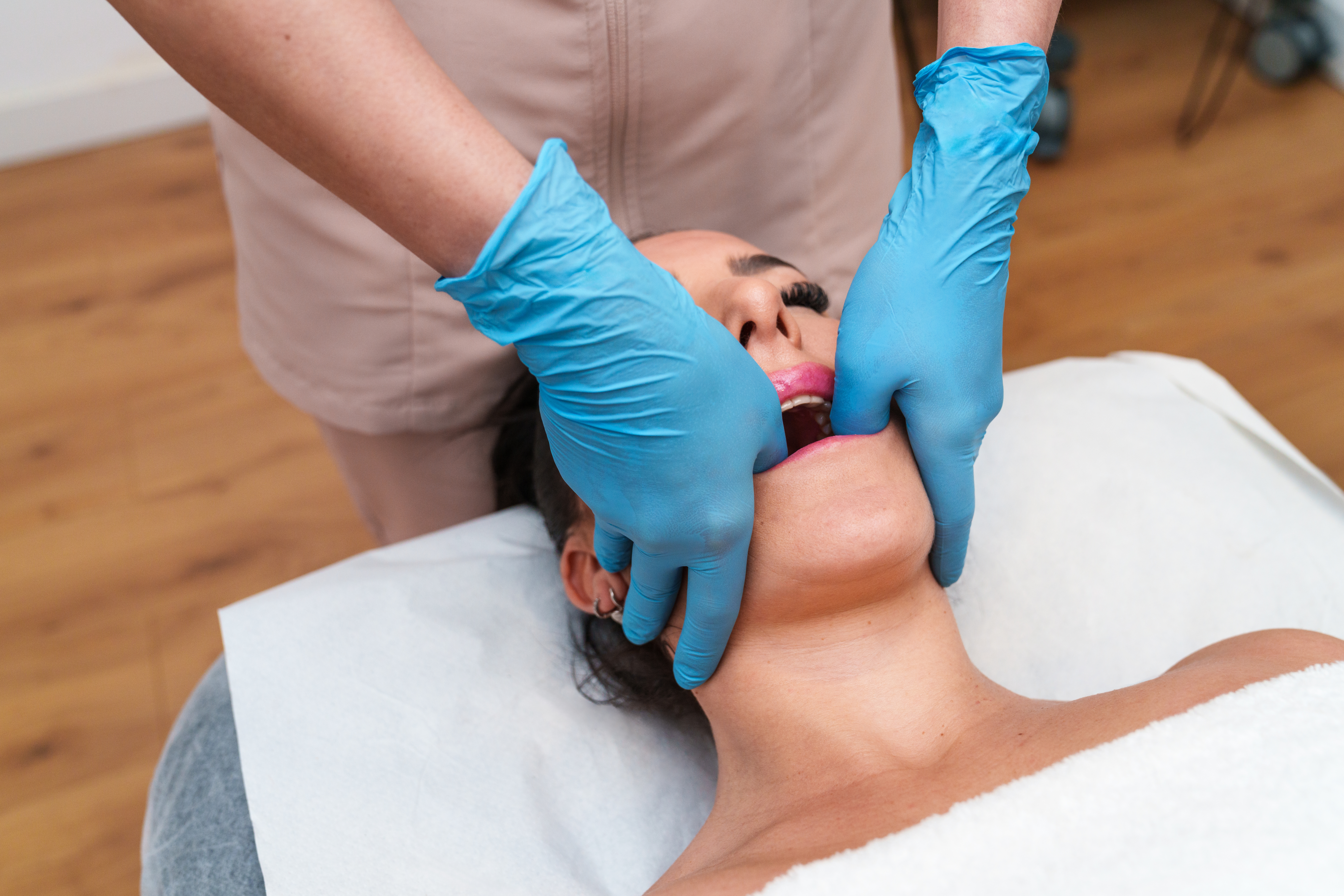 Massage ATM :techniques intra-orales ou buccales pour soulager la douleur à la mâchoire