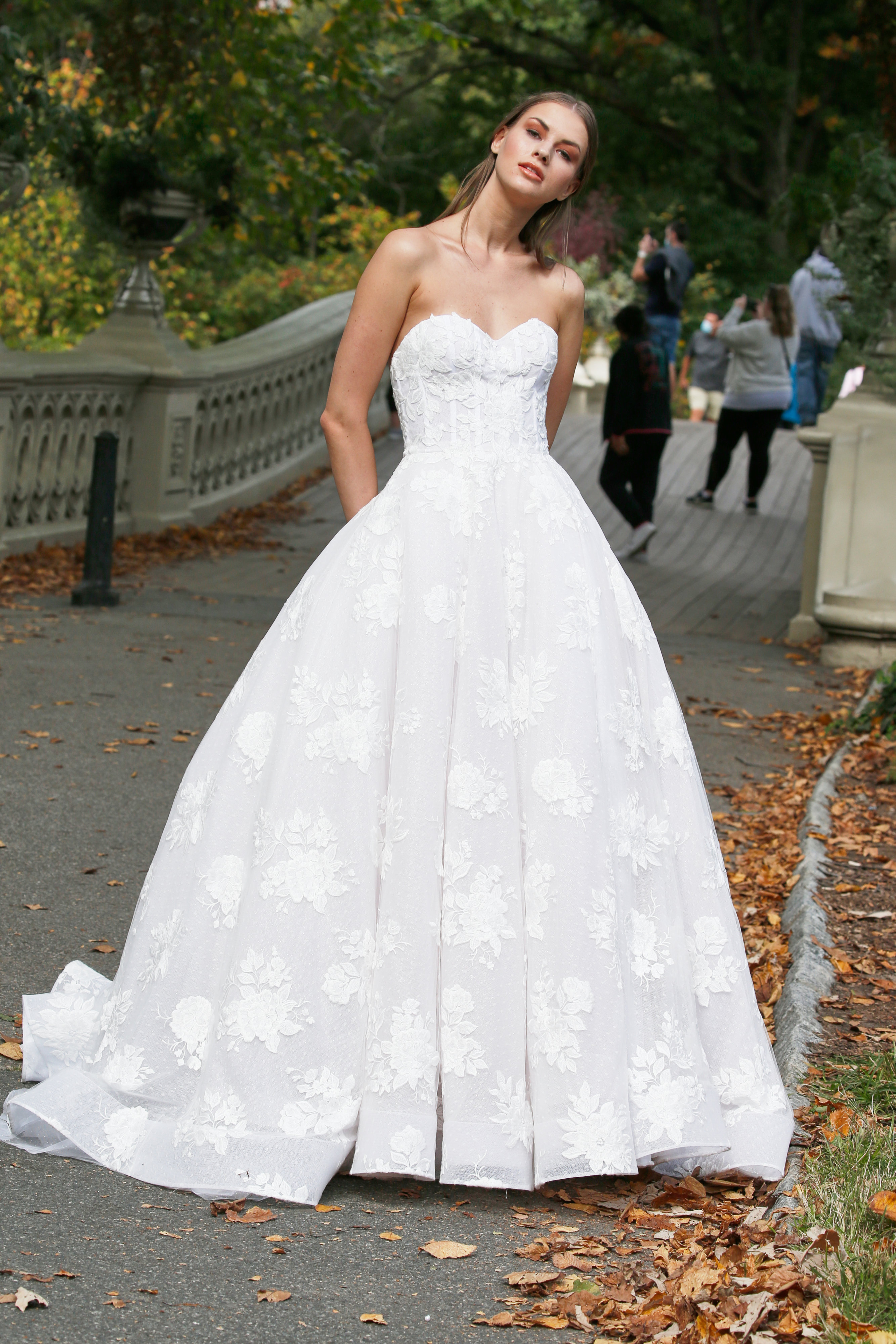 Semaine de la mode nuptiale automne 2021 :20 superbes robes de mariée