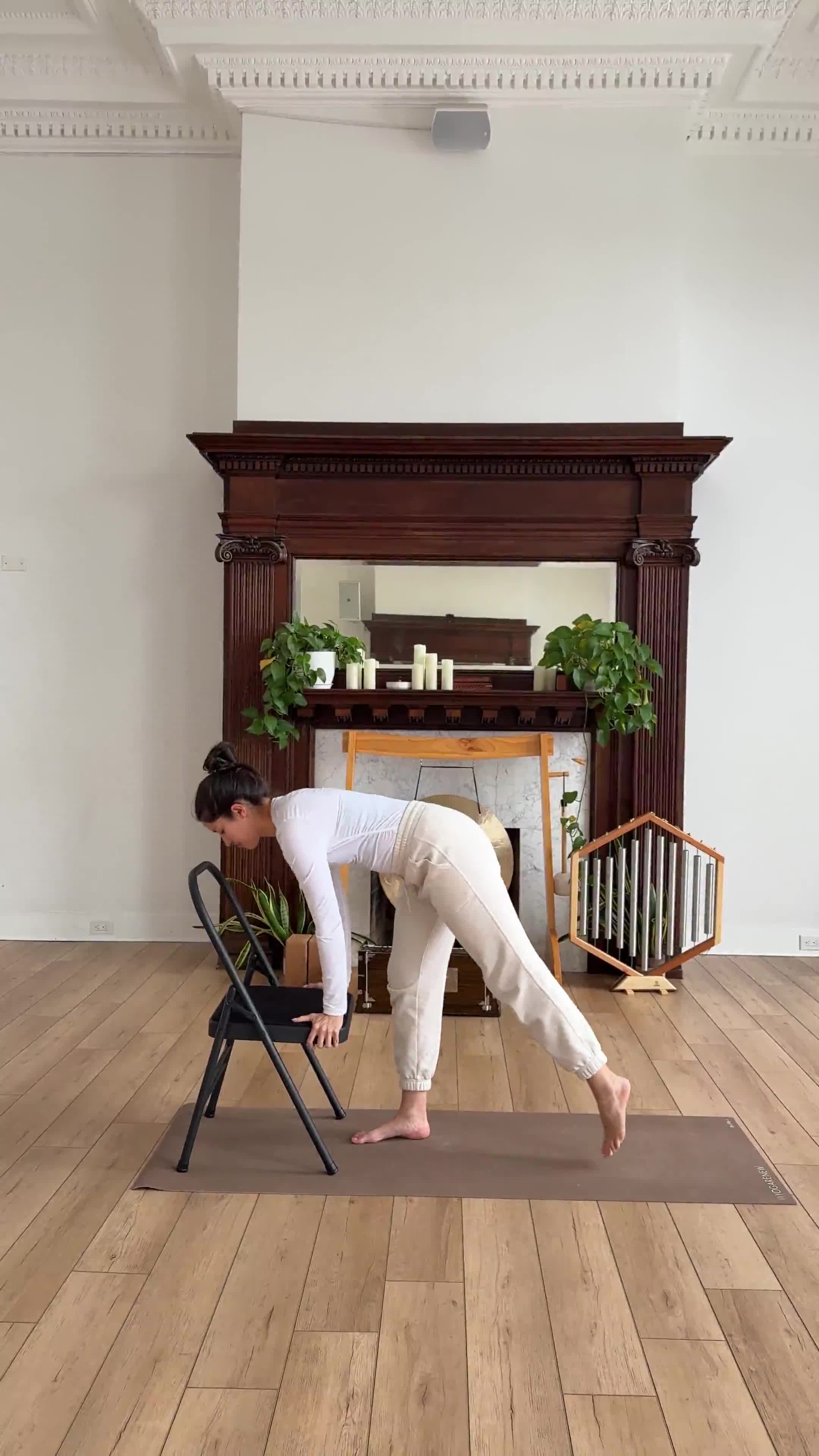 Chair Yoga:benefícios, instruções e exercícios simples para iniciantes 