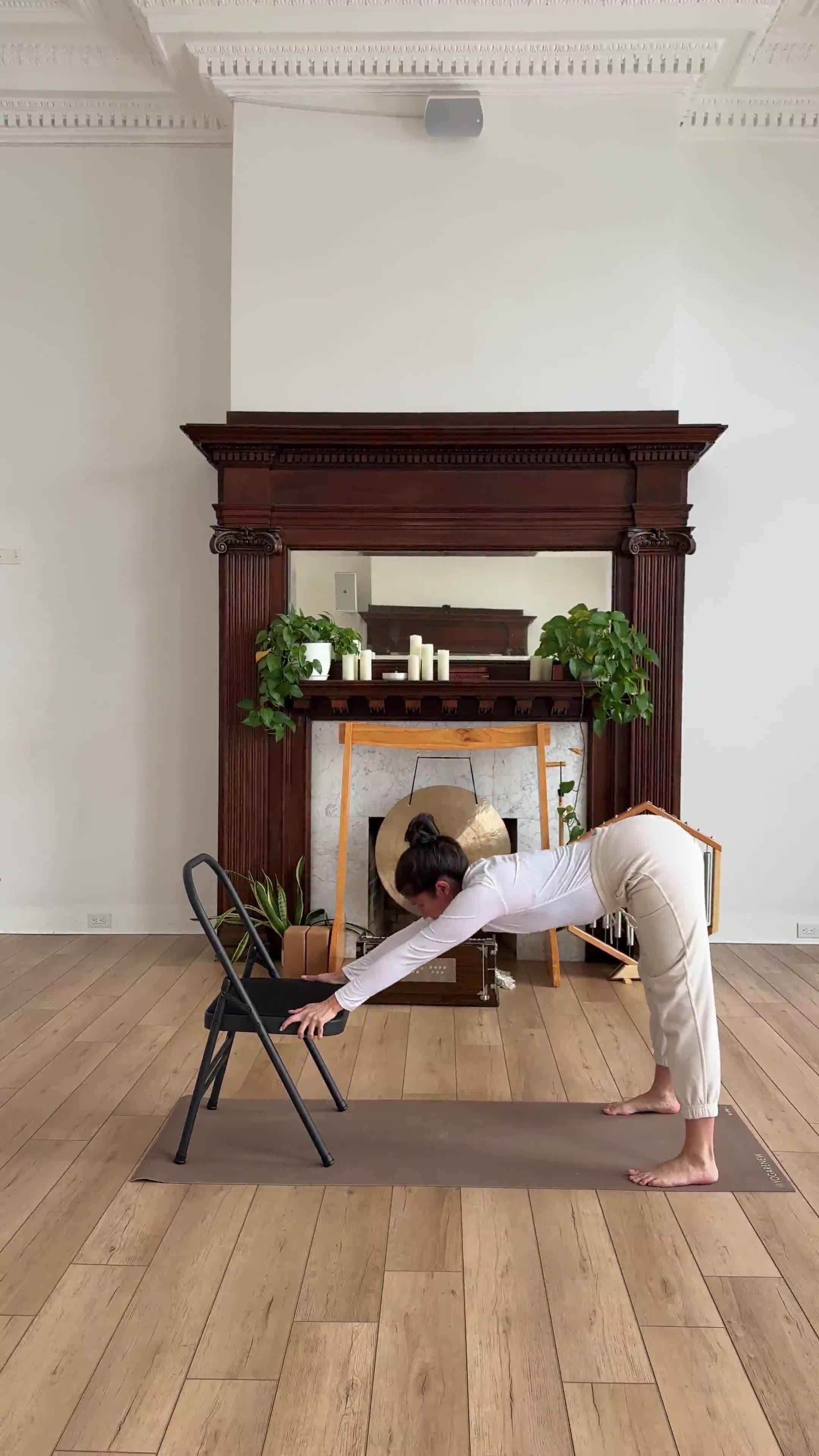 Chair Yoga:benefícios, instruções e exercícios simples para iniciantes 