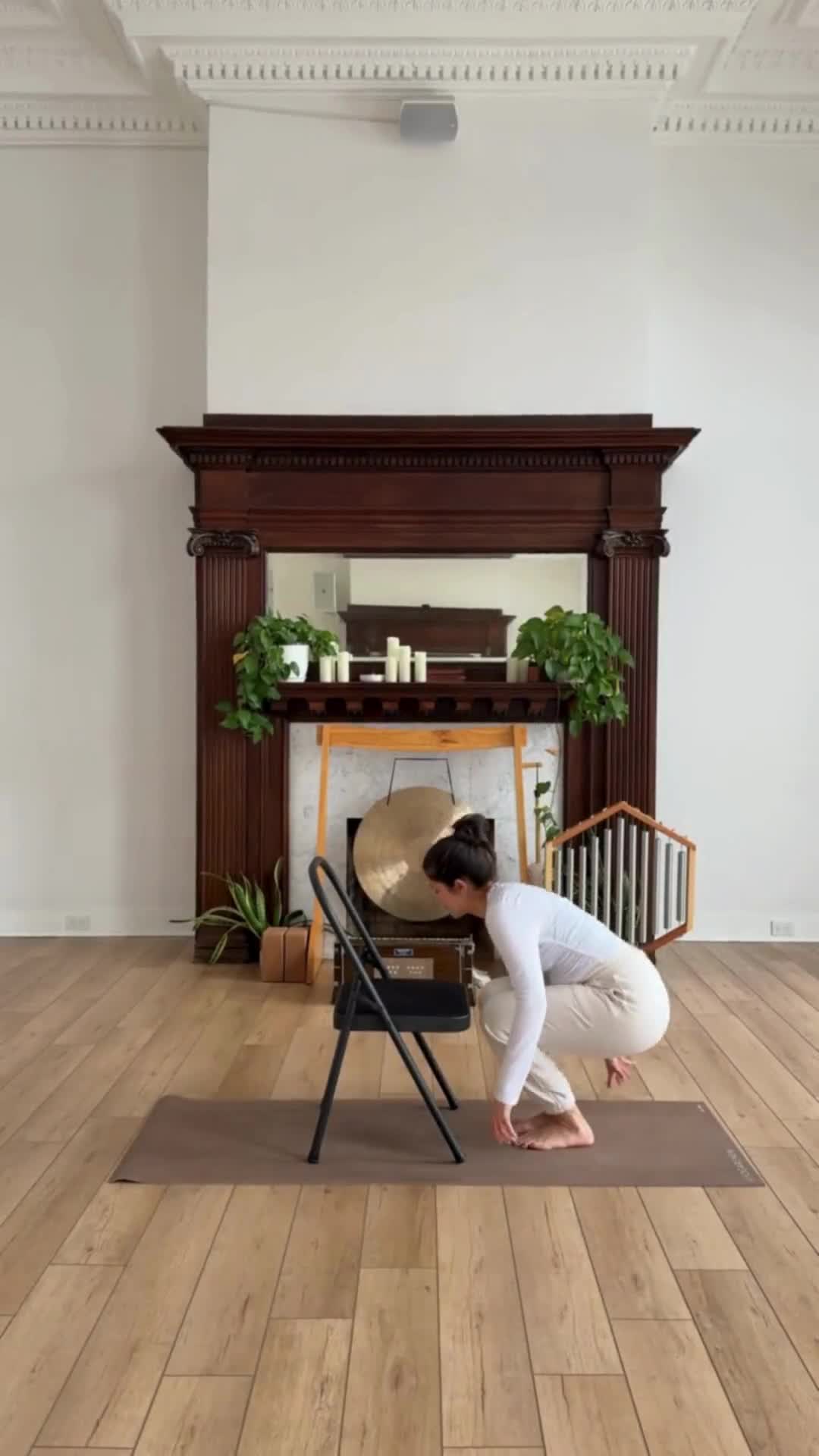 Chair Yoga:benefícios, instruções e exercícios simples para iniciantes 