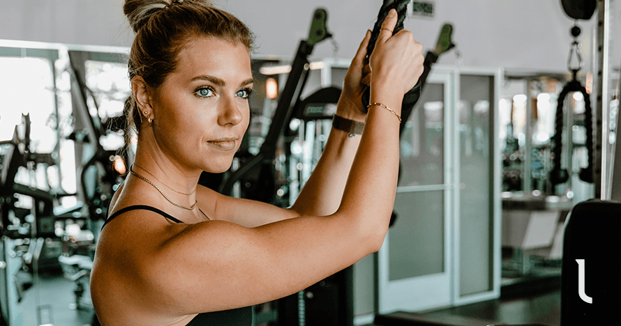 Exercícios eficazes para braços para mulheres:desenvolver força e definição 