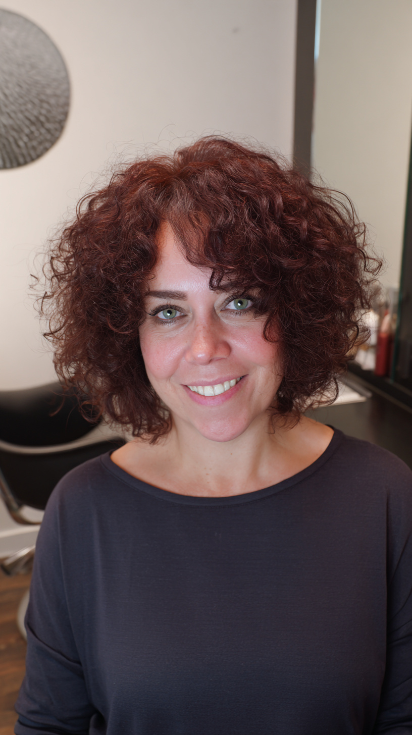 Coupes de cheveux courtes et bouclées élégantes pour les femmes de plus de 50 ans | Idées d experts