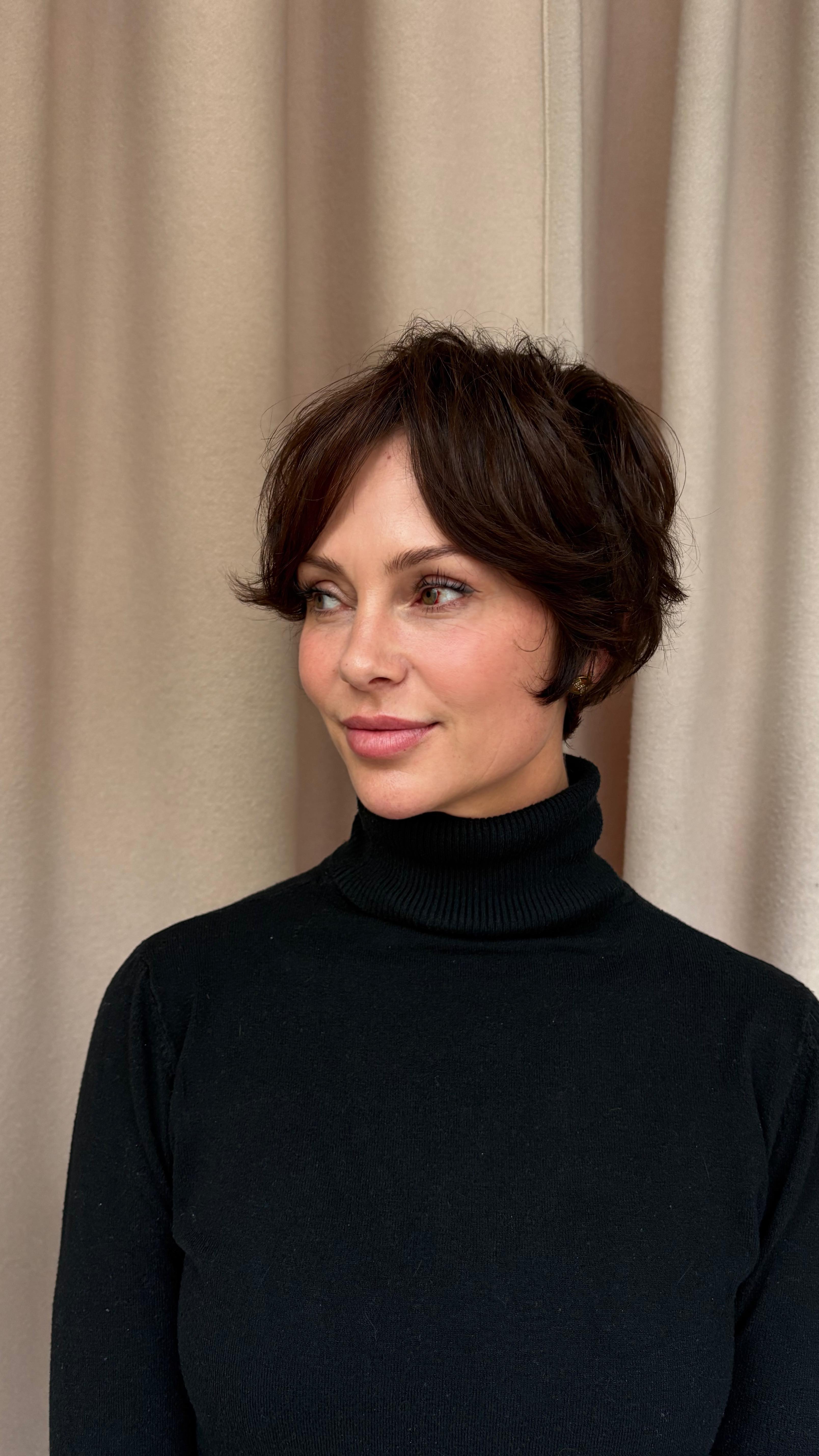 Brown Pixie Cuts 2026 :tendances capillaires élégantes et féminines