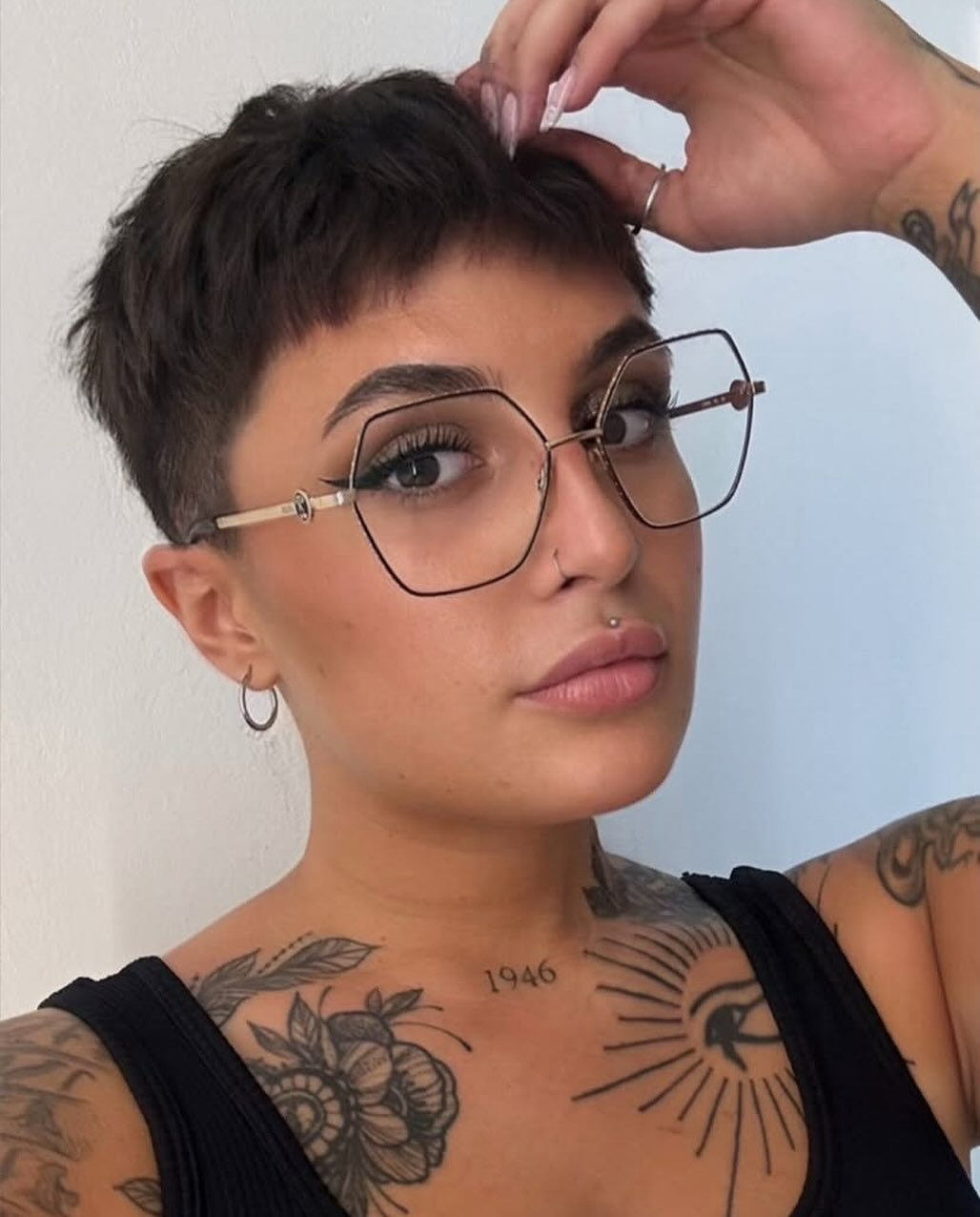 Brown Pixie Cuts 2026 :tendances capillaires élégantes et féminines