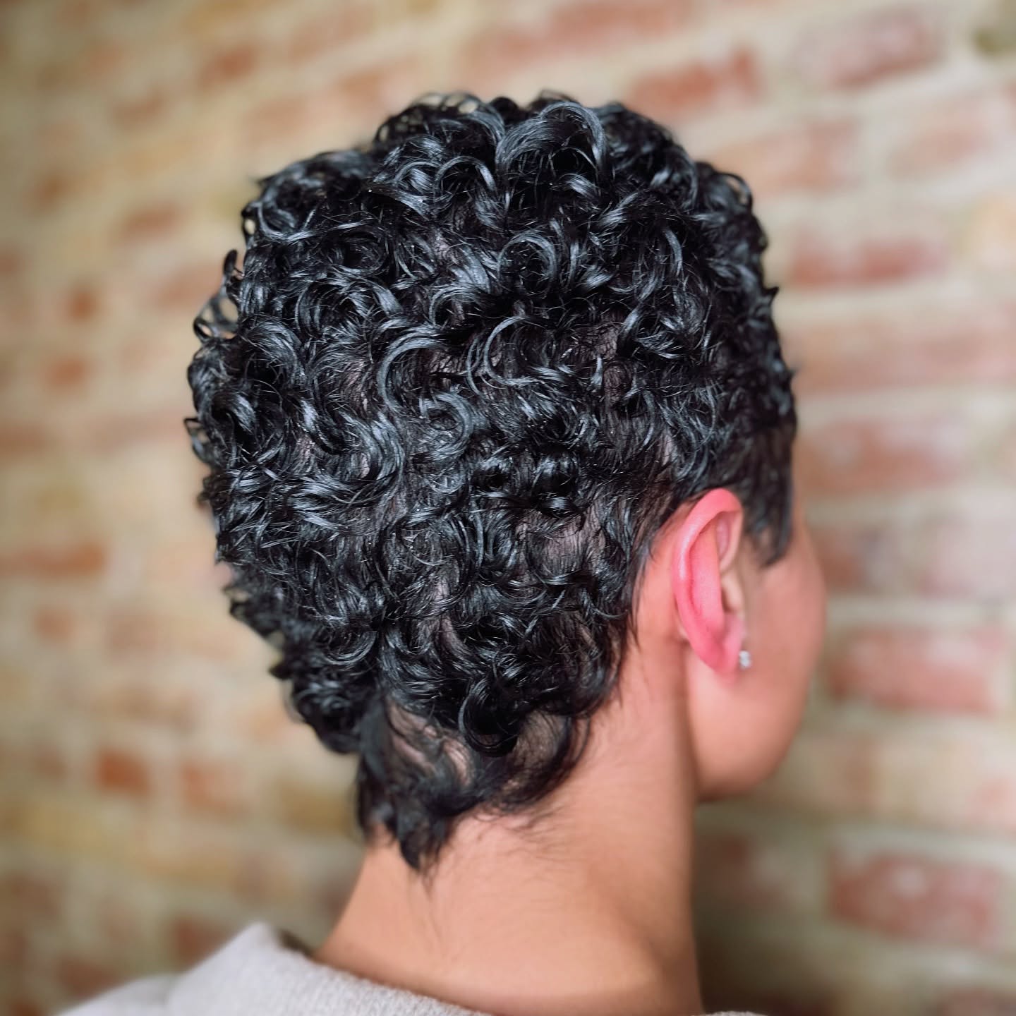 Os melhores cortes Pixie para cabelos cacheados:25 ideias ousadas e elegantes 