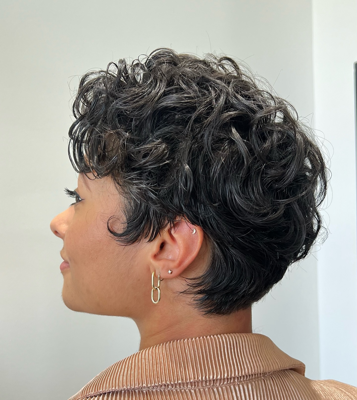 Os melhores cortes Pixie para cabelos cacheados:25 ideias ousadas e elegantes 