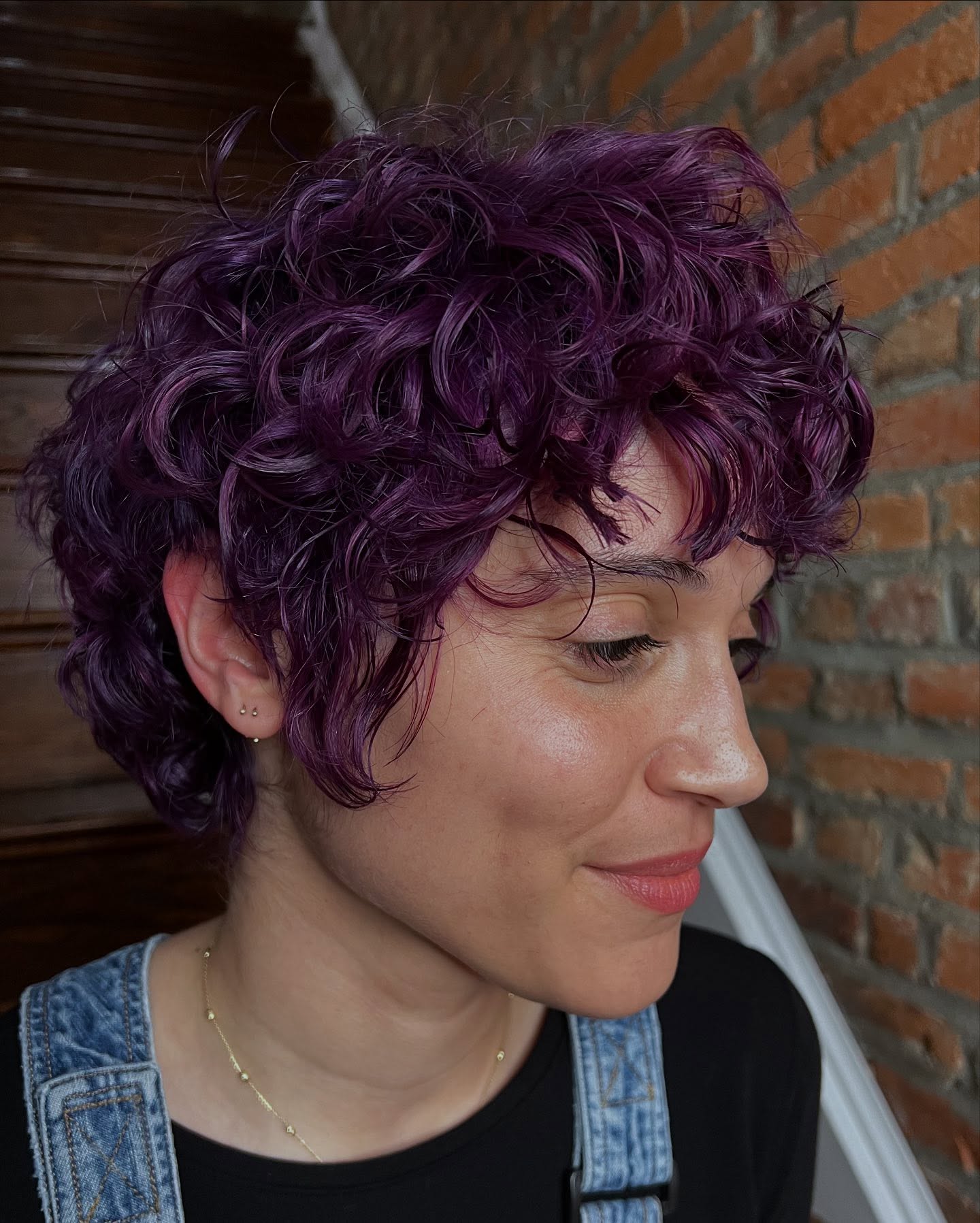 Os melhores cortes Pixie para cabelos cacheados:25 ideias ousadas e elegantes 