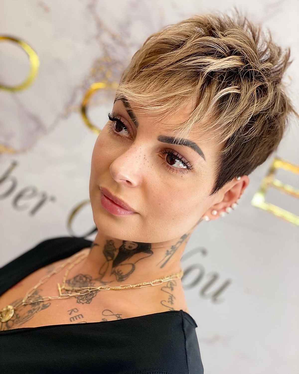 Cortes espetados de Pixie:penteados ousados ​​e fofos para todas as mulheres 