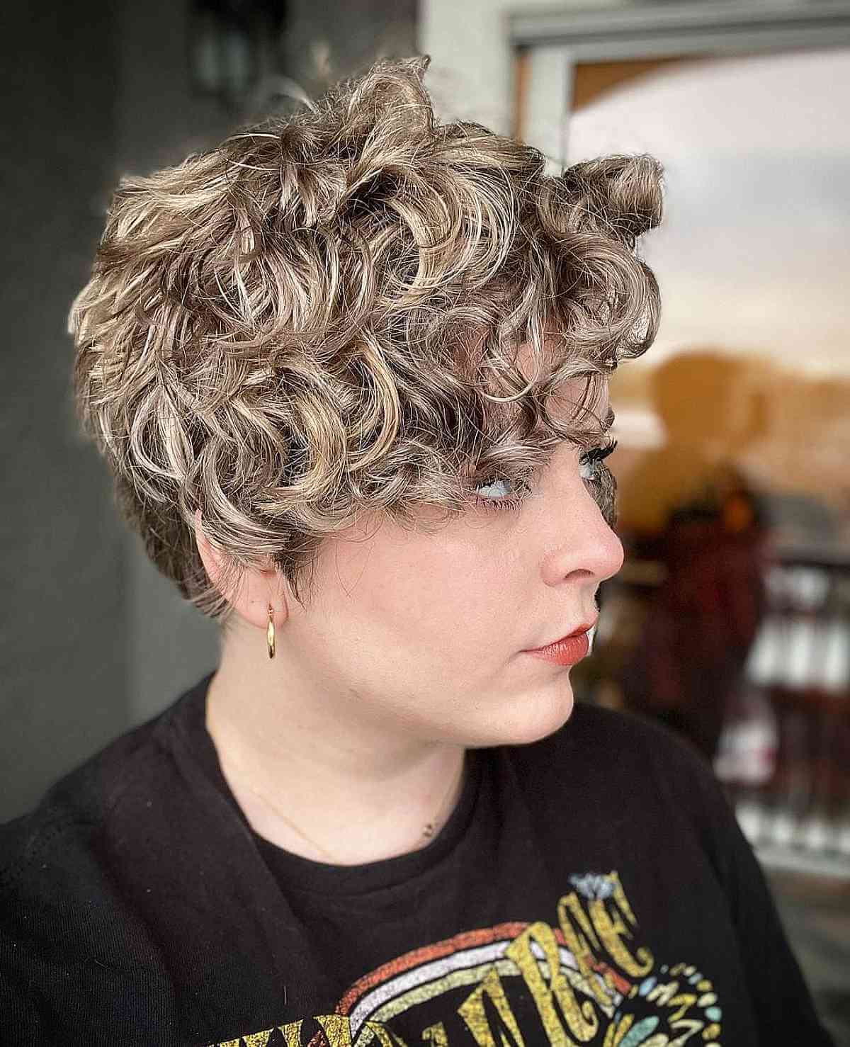 Os melhores cortes de cabelo curtos para cabelos grossos e ondulados:estilos fáceis e volume 