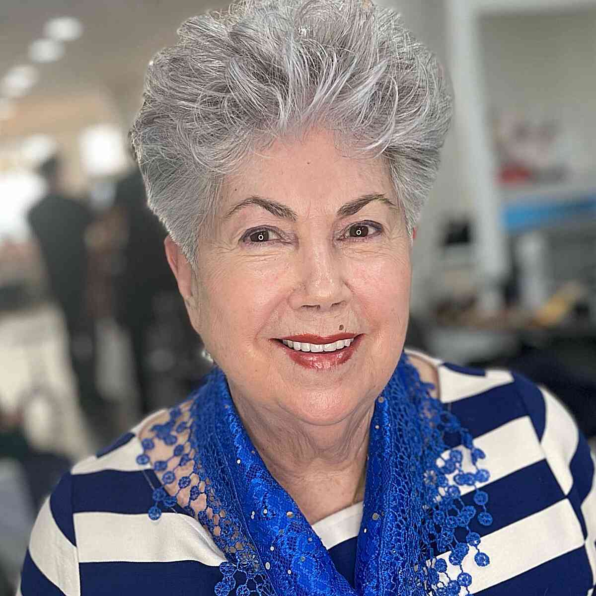 Os melhores penteados curtos para mulheres com mais de 60 anos e cabelos grisalhos | Conselhos de especialistas 
