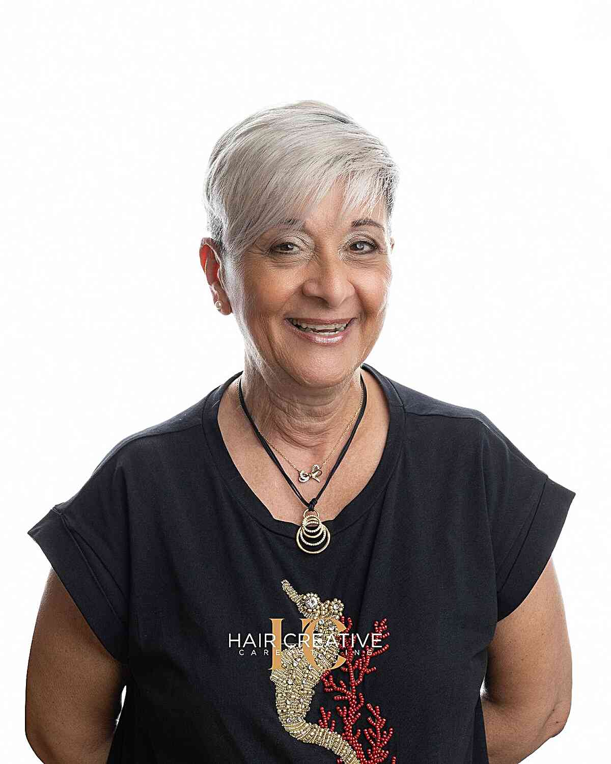 Os melhores penteados curtos para mulheres com mais de 60 anos e cabelos grisalhos | Conselhos de especialistas 