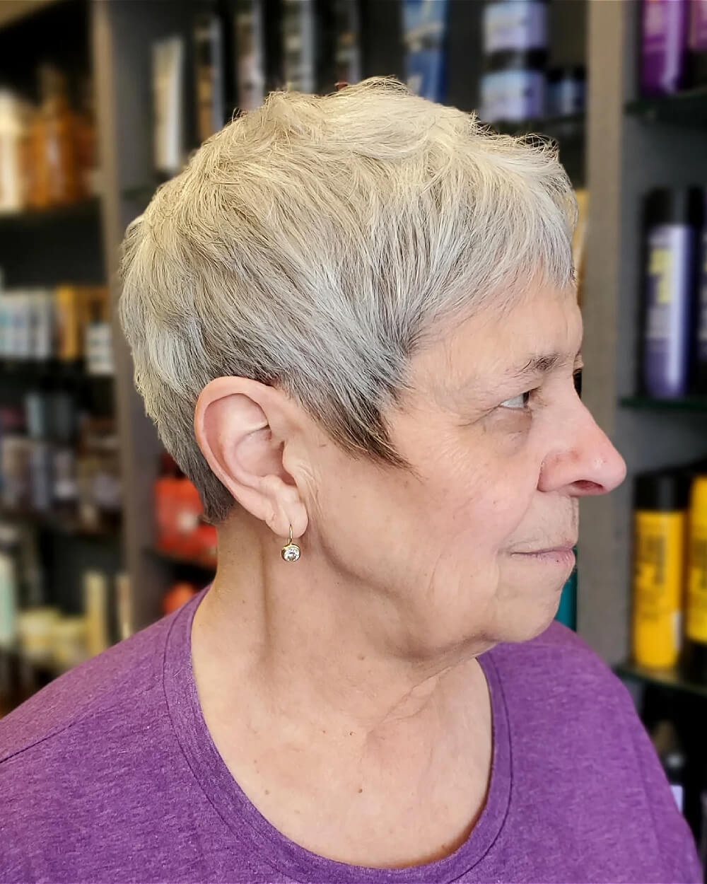 Os melhores penteados curtos para mulheres com mais de 60 anos e cabelos grisalhos | Conselhos de especialistas 