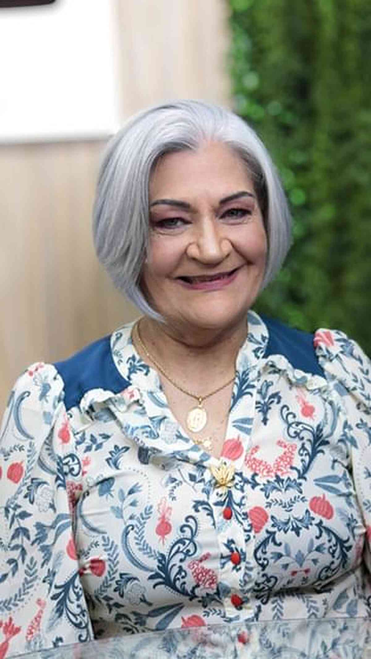 Os melhores penteados curtos para mulheres com mais de 60 anos e cabelos grisalhos | Conselhos de especialistas 