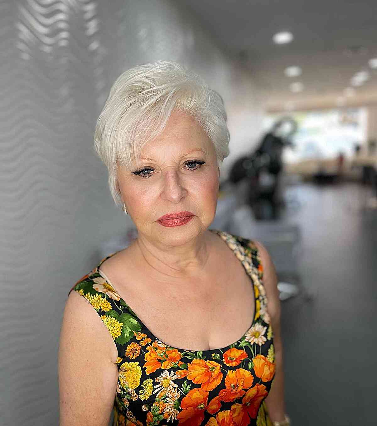 Os melhores penteados curtos para mulheres com mais de 60 anos e cabelos grisalhos | Conselhos de especialistas 