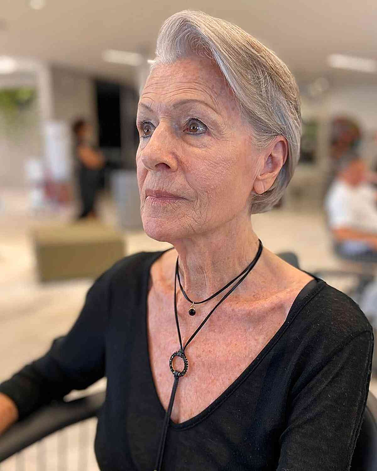 Os melhores penteados curtos para mulheres com mais de 60 anos e cabelos grisalhos | Conselhos de especialistas 