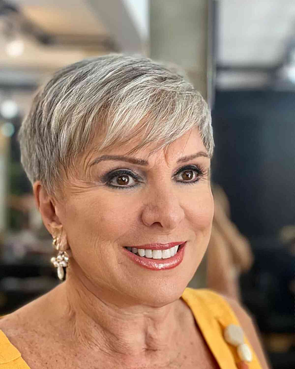 Os melhores penteados curtos para mulheres com mais de 60 anos e cabelos grisalhos | Conselhos de especialistas 