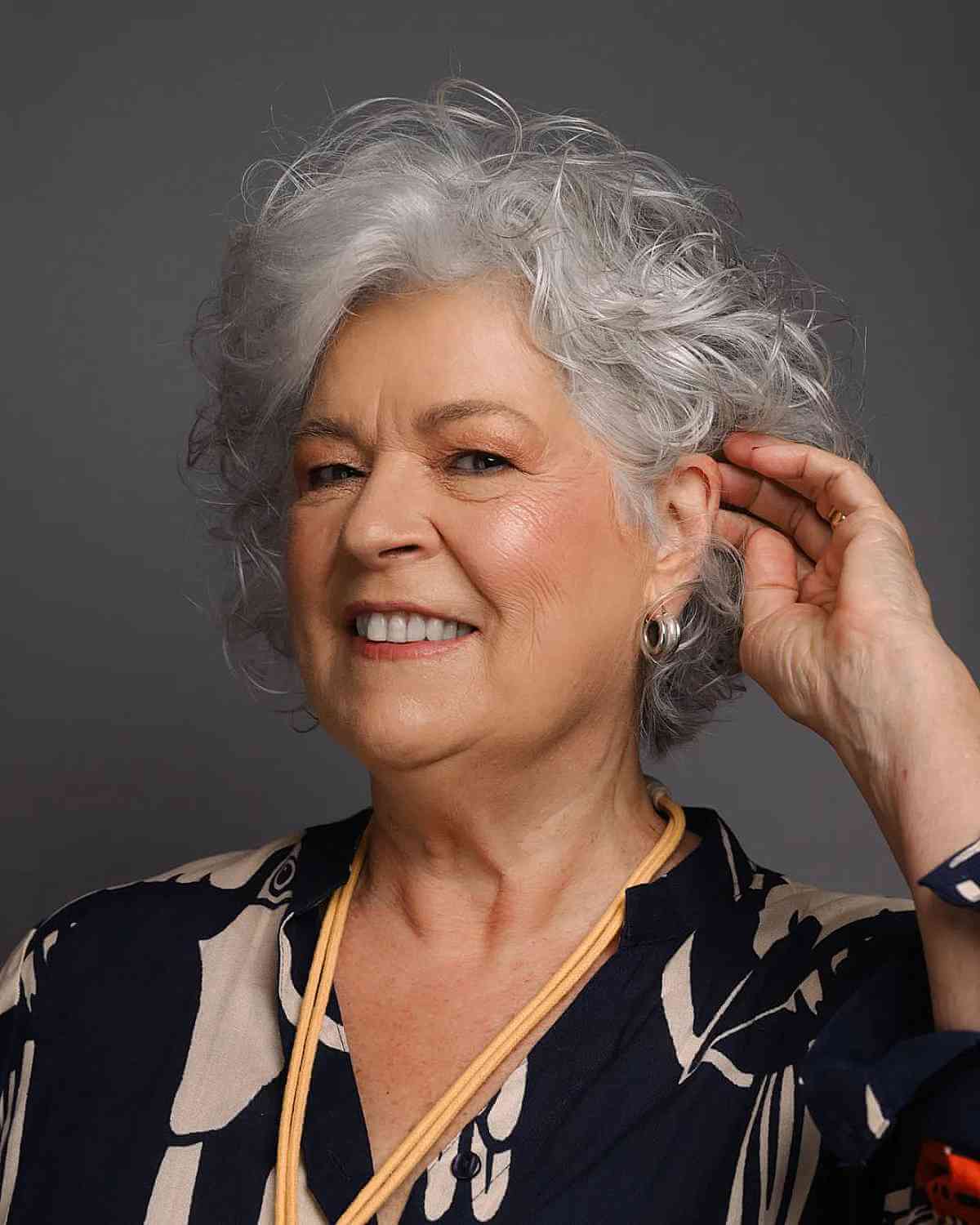 Os melhores penteados curtos para mulheres com mais de 60 anos e cabelos grisalhos | Conselhos de especialistas 