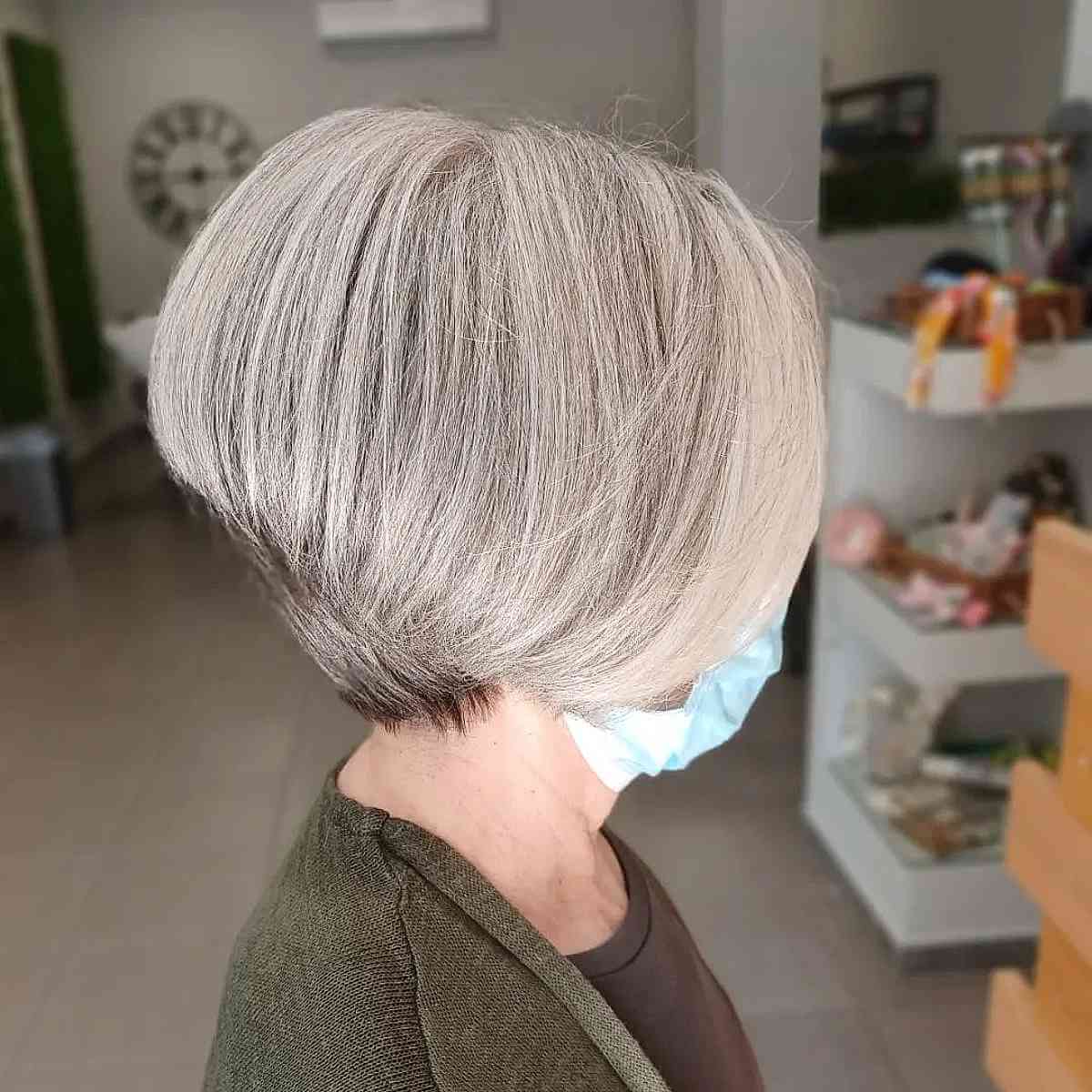 Os melhores penteados curtos para mulheres com mais de 60 anos e cabelos grisalhos | Conselhos de especialistas 
