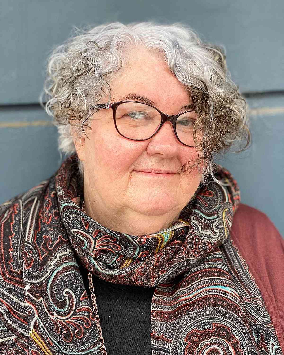 Os melhores penteados curtos para mulheres com mais de 60 anos e cabelos grisalhos | Conselhos de especialistas 