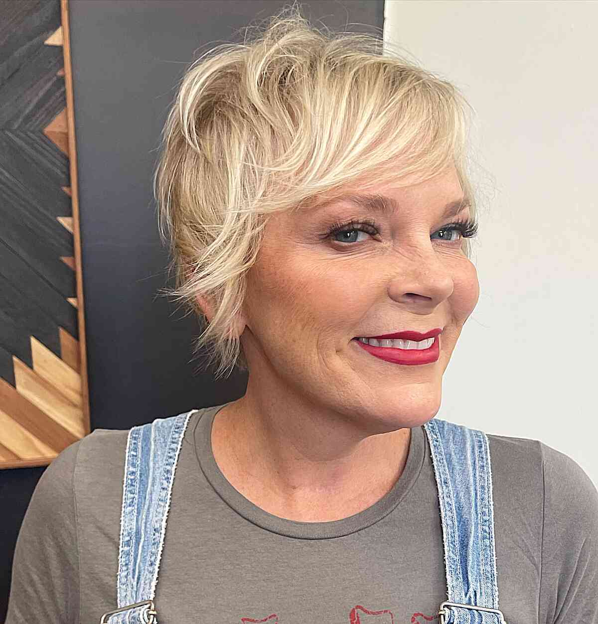 Os melhores cortes de cabelo curtos e desgrenhados para mulheres com mais de 50, 60 anos e além | [Ano] 