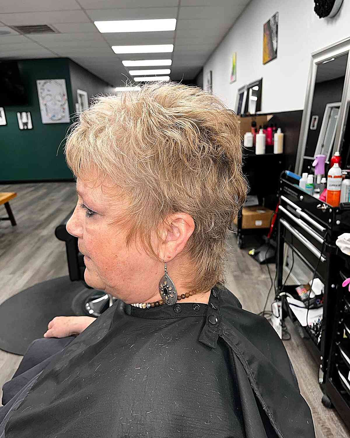 Os melhores cortes de cabelo curtos e desgrenhados para mulheres com mais de 50, 60 anos e além | [Ano] 