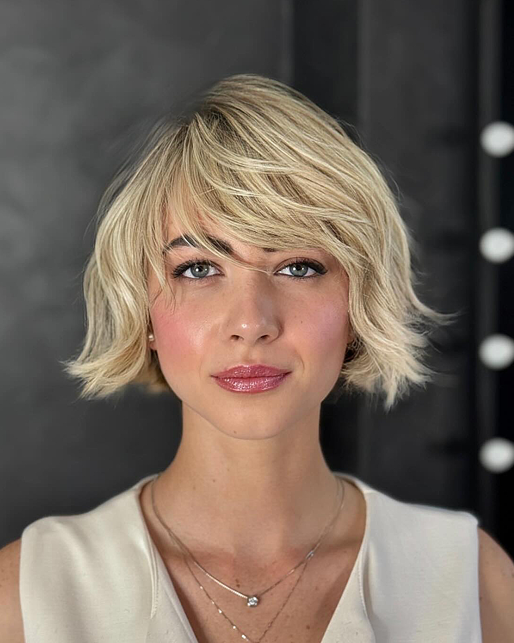 Cortes de pelo Bob hasta la mandíbula:estilos y consejos de peinado para un corte elegante