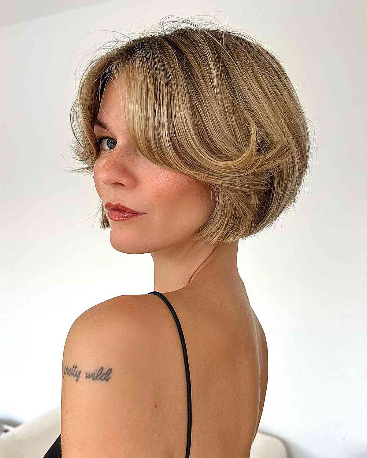 Cortes de pelo Bob hasta la mandíbula:estilos y consejos de peinado para un corte elegante