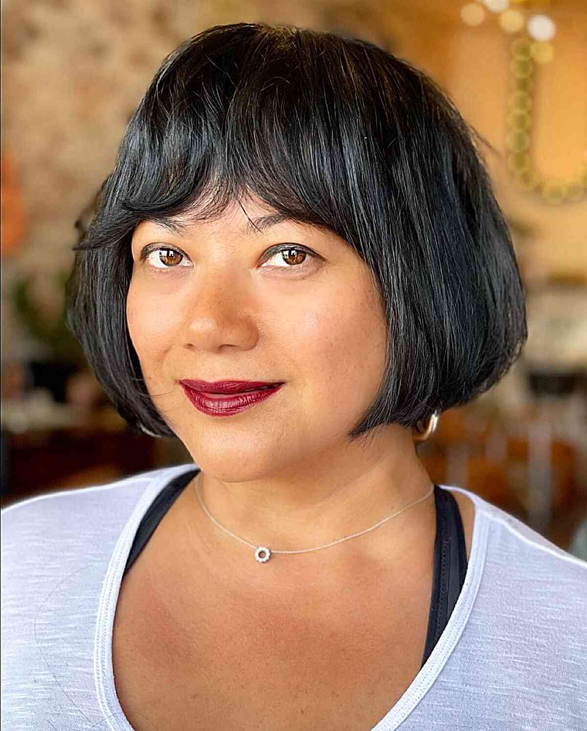 Cortes de pelo Bob hasta la mandíbula:estilos y consejos de peinado para un corte elegante