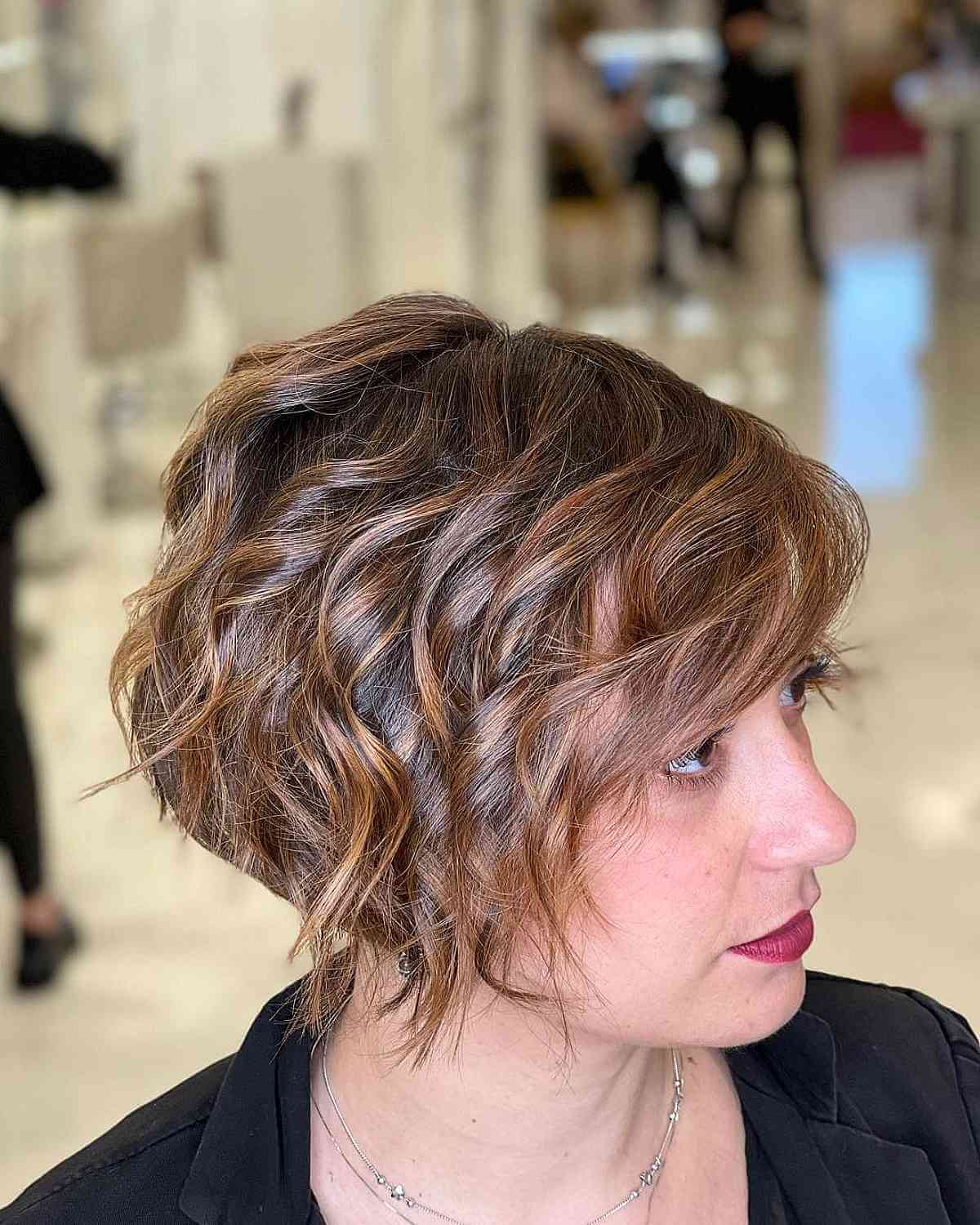 Cortes de pelo Bob hasta la mandíbula:estilos y consejos de peinado para un corte elegante