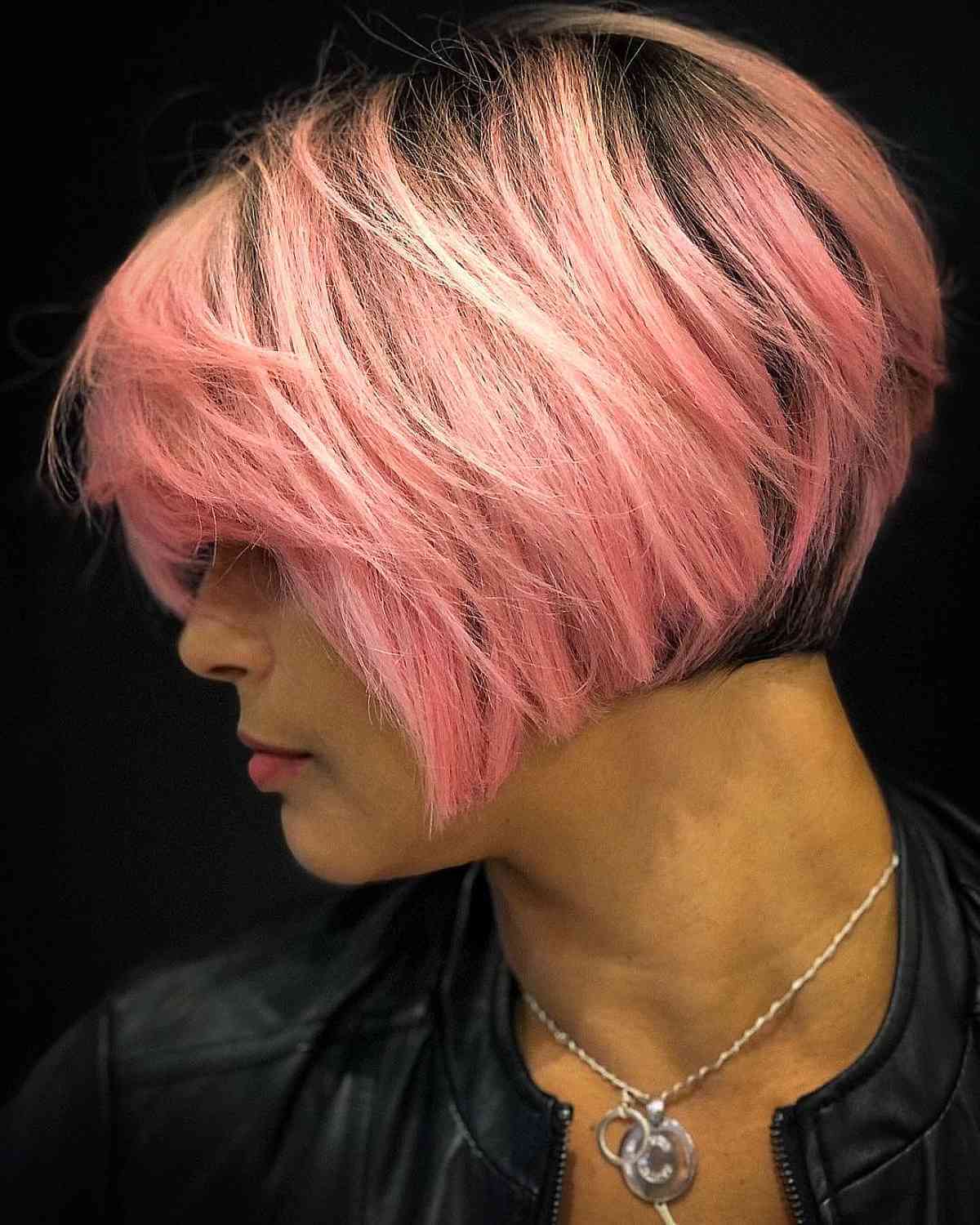 Cortes de pelo Bob hasta la mandíbula:estilos y consejos de peinado para un corte elegante